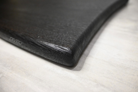 Большая черная доска для подачи в виде топора от мастерской DIVIRO